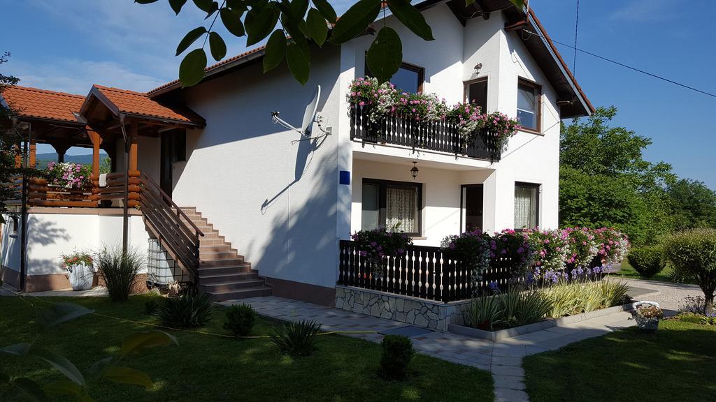Apartment Lipa Irinovac Екстер'єр фото